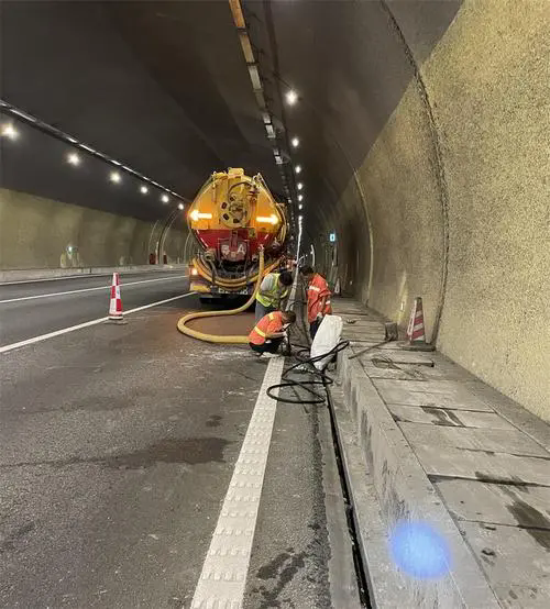 甘谷隧道排水渠清淤